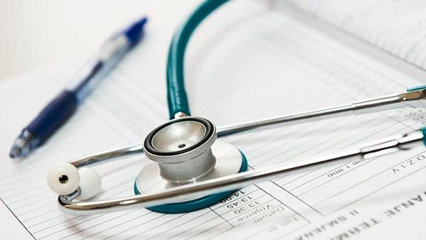 ¿Quién debe dar atención médica a los niños con síndrome de Down?